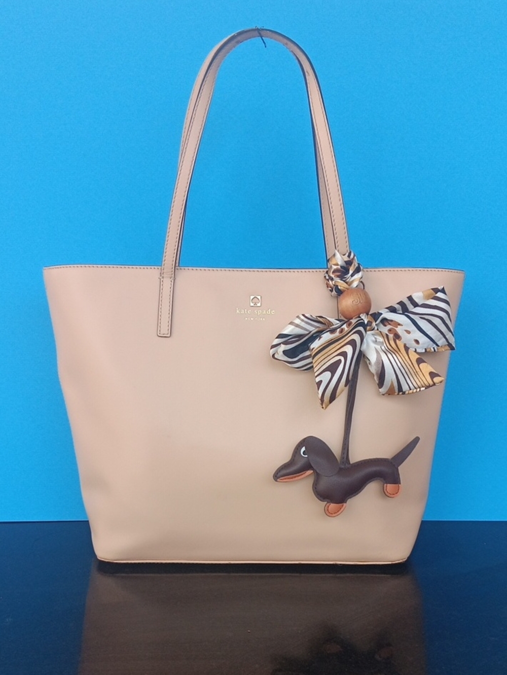 kate spade beige tote with dachshund charm and patterned bow Size15×10+5